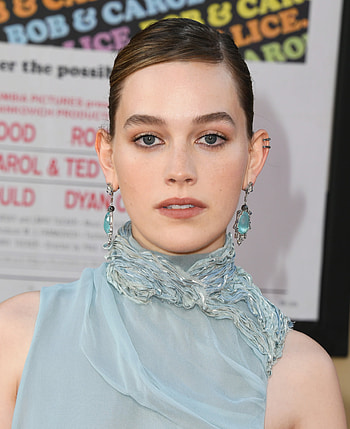 Victoria Pedretti dating, Dylan Arnold, You co-stars, Celebrity relationships HD phone wallpaper