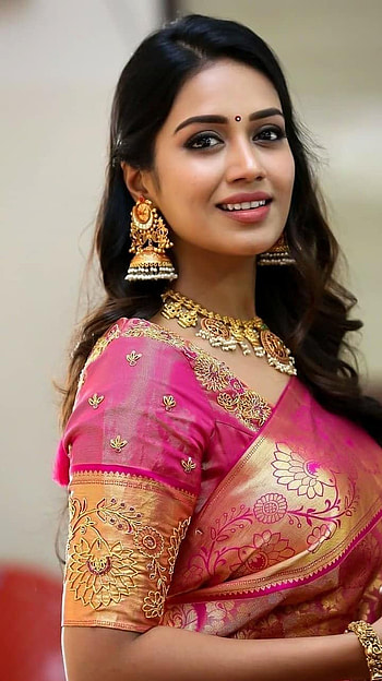 Nivetha pethuraj, tamil actress, saree lover HD phone wallpaper
