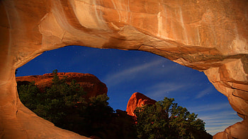 starry night through canyon arch in utah, night, canyon, arch, stars, rocks HD wallpaper
