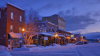 downtown truckee in winter at dawn, winter, dawn, stores, lights, cars HD wallpaper