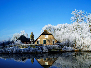 Farmhouse along the river, winter, river, along, bank, nice, shore, reflection, snow, trees, water, farmhouse, frost, frozen, house, farm, beautiful, lake, cabin, nature, sky, cottage, lovely, ice HD wallpaper