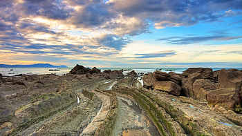 alligator like rocky seashore, sea, shore, cluds, rocks, long HD wallpaper