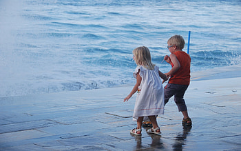 Overcome Fear, sea, boy, fear, friendship, girl, people, wave HD wallpaper
