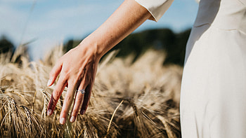 Grass, Hand, Miscellanea, Miscellaneous, Ring HD wallpaper