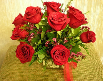 * Lovely bouquet *, bouquet, roses, ribbon, lovely bouquet, vase, petals, red, red roses, flowers HD wallpaper