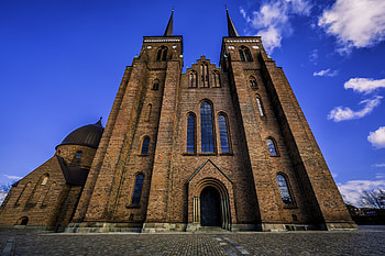 Roskilde Cathedral, Peaceful aisle, Tranquil atmosphere, Spiritual sanctuary HD wallpaper