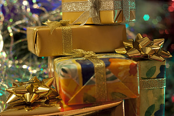 Christmas Gifts, desorations, gifts, beautiful, christmas tre, gold colour HD wallpaper