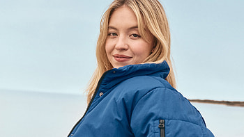 White Hair Smiley Girl Model Sydney Sweeney Is Standing In Sky Background Wearing Blue Jerkin Girls HD wallpaper