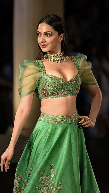 Advani, bollywood actress, model HD phone wallpaper