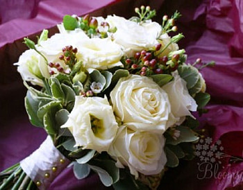 * Lovely bouquet *, roses, white roses, petals, lovely bouquet, cute, flowers HD wallpaper