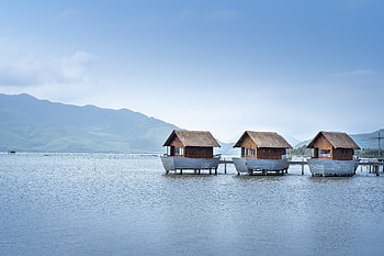 Wooden houses, lake, hotel HD wallpaper