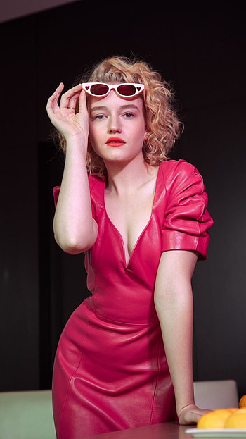 Julia Garner, hollywood actress, model HD phone wallpaper