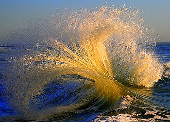 Catch the sun, blue water, golden sun, splash, wave, ocean HD wallpaper