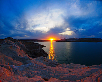 Sunset in a Valley, awesome, bay, reflections, nice, mountains, islands, mirror, sunsets, rocks, green, valley, mounts, blue, black, graphy, coast, margins, gold, amazing, water, sun, reflected, sunrises, continent, beautiful, sunlights, lakes, cliffs, hop, cool, clouds, sky, rivers HD wallpaper