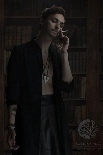 Klaus Hargreeves , Striking backgrounds, The Umbrella Academy, Compelling character HD phone wallpaper