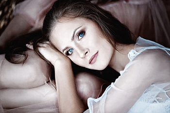 ADINA OHANA, LAYING, BRUNETTE, WHITE TOP, BLUE EYES HD wallpaper