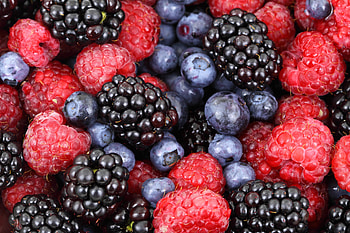 Berries, raspberry, blackberry, blueberry, fruit, food HD wallpaper