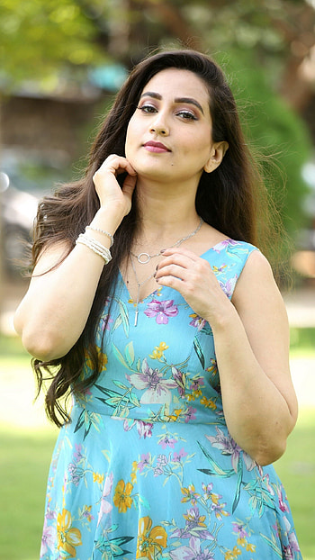 Manjusha, telugu anchor, actress HD phone wallpaper