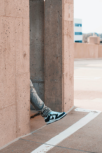 Building, Miscellanea, Miscellaneous, Sneakers, Wall, Leg HD phone wallpaper