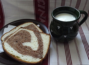 WINTER WARMERS, milk, winter, supper, food, cake, cups, mugs, breakfast, bread HD wallpaper