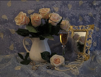 Exquisite, blue, jewelry, reflection, petals, classy, glass, pearls, ivory, cream, mirror, white, wineglass, roses, vase, beautiful, still life, chic HD wallpaper