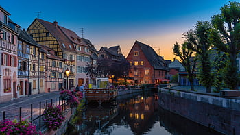 que canal view of Colmar's half-timbered houses at sunset, France. HD wallpaper