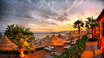 sunset over a tropical beach resort r, sea, umbrellas, r, resort, sunset, beach HD wallpaper