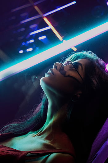 Artistic portrait of a woman with neon lights in São Paulo. Vibrant and energetic night scene. HD phone wallpaper