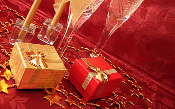 Christmas gifts, holidays, champagne, graphy, cute, gifts, stars, garland, christmas, red, decorations, candles, lovely, new year HD wallpaper