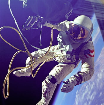 A lone astronaut conducting a spacewalk with Earth visible in the background. HD phone wallpaper