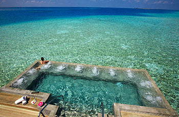 Jacuzzi in Coral Lagoon, island, blue, tropical, beach, reef, desert, water, islands, ocean, hot tub, sea, coral, bungalow, exotic, paradise, jacuzzi, villa, lagoon, spa HD wallpaper