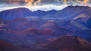 Hawaii Volcanoes National Park, Dramatic landscapes, que hills, Cloud-filled skies HD wallpaper