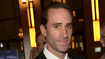 Joseph Fiennes, Defending Michael Jackson role, Actor's perspective HD wallpaper