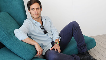 Gael Garcia Bernal, Versatile actor, Diverse filmography, Captivating performances HD wallpaper
