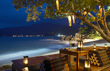 Lantern Bar by the sea, island, night, sand, lanterns, tropical, atmosphere, dusk, beach, candles, bar, ocean, sea, exotic, paradise, dark, lights, view, evening HD wallpaper