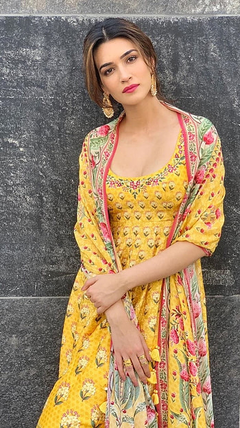 Bollywood Heroine, Kriti Sanon Heroine HD phone wallpaper