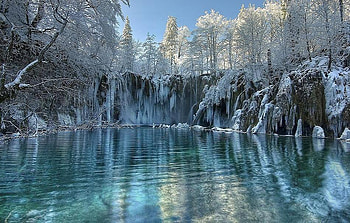 WINTER ON PLITVICE, blue, snow, trees, zing cold, water, lake HD wallpaper