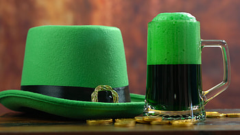 Green beer pouring, St. Patrick's Day, Leprechaun hat, Irish celebration HD wallpaper