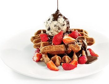 WAFFLES WITH STRAWBERRIES, strawberries, desert, waffles, good, food, ice cream HD wallpaper