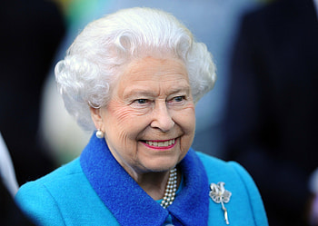 Elizabeth II, Queen of England, Royal figure, Regal elegance HD wallpaper