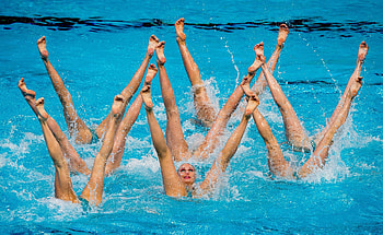 Mind-blowing , Synchronized beauty, Captivating visuals, Artistic water dance HD wallpaper