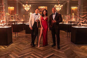 Red Notice Dwayne Johnson Gal Gadot Ryan Reynolds, red-notice, 2021-movies, movies, dwayne-johnson, gal-gadot, ryan-reynolds HD wallpaper