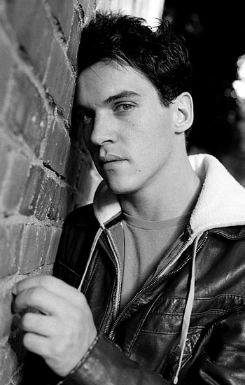 Jonathan Rhys Meyers, Jonathan Rhys Meyers in Bend It Like Beckham HD phone wallpaper