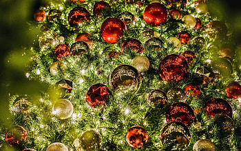 red xmas balls, , xmas tree, christmas decorations, New Year decoration, Happy New Year, Merry Christmas, new year concepts, xmas decorations, christmas tree HD wallpaper