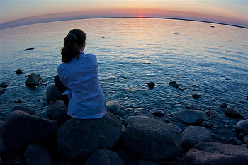Sunset and me, dreamer, sea, magic, thoughts, feeling, miss you, alone, girl, lonely, stones, beautiful place, dreaming, nature, water, sun, sunset HD wallpaper