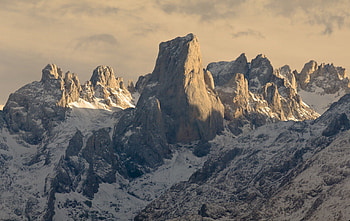 On Top Of The World, spain, naranjo de bulnes mountains asturias spain, de bulnes mountains, mountains HD wallpaper