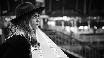 Cara Delevingne Celebrity, cara-delevingne, celebrities, girls, model, hat, monochrome, black-and-white HD wallpaper