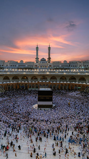 Aerial view of the Kaaba surrounded by worshippers during dusk at the Grand Mosque in Mecca, Saudi Arabia. HD phone wallpaper