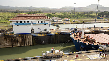 Miraflores locks, Iconic structure, Canal crossing experience, Engineering marvel HD wallpaper