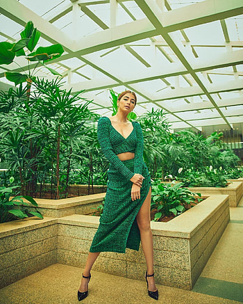 Pooja Hegde, people_in_nature, flooring HD phone wallpaper